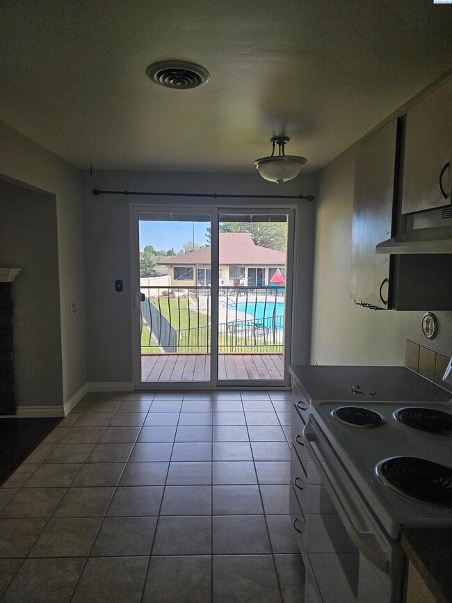 Building Photo - Upper Level Condo overlooking Pool and Clu...