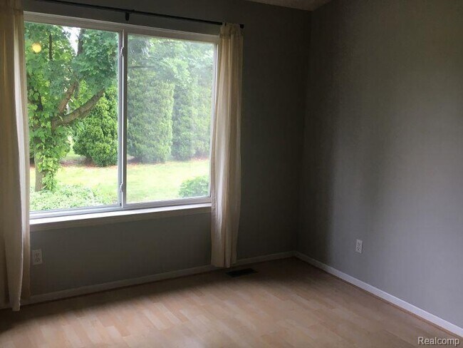 Building Photo - 879 Autumn Ridge Dr