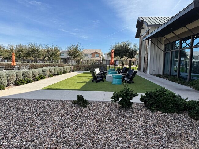 Building Photo - 1099 S Peden Dr