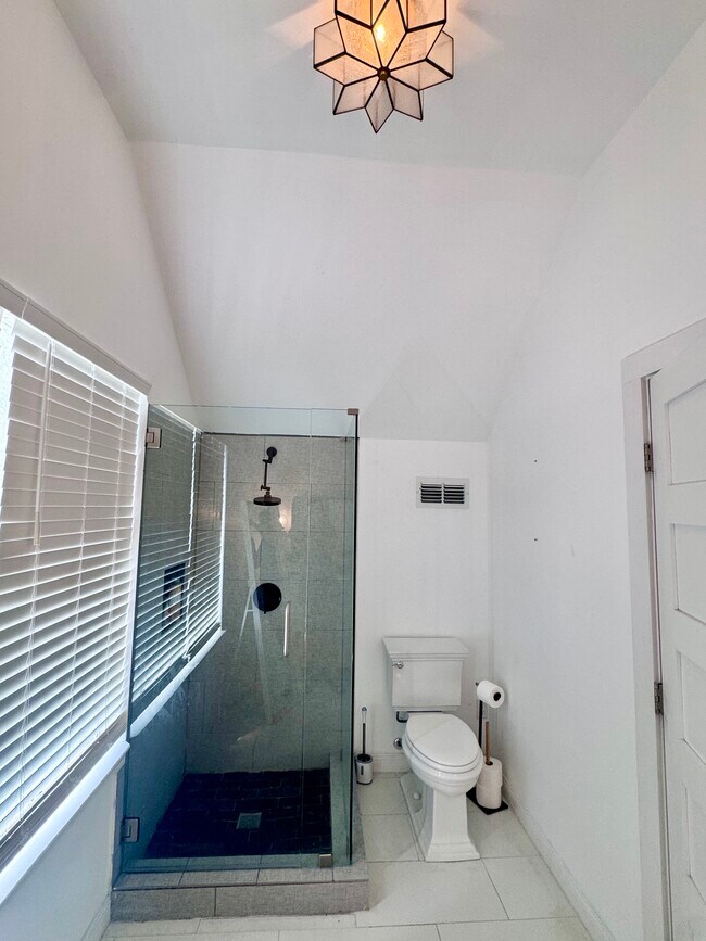 Building Photo - 493 Golf Club Dr
