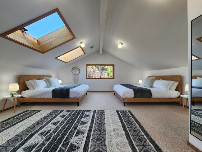 Building Photo - 19118 Soundview Dr NW