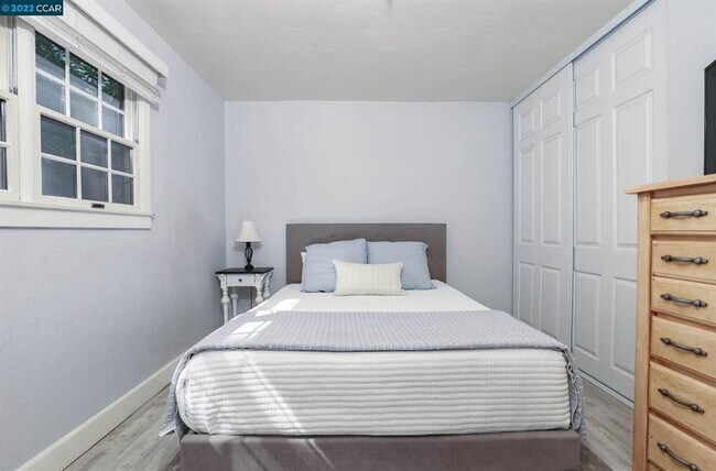 Building Photo - Clean/Remodeled 3 Bedroom 2 Bath with Large  Lot