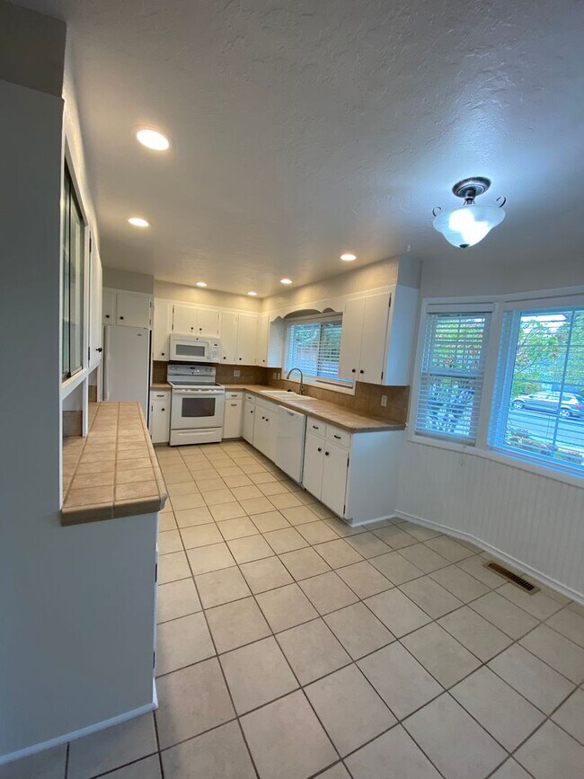 Building Photo - Stylish & Spacious 3-Bedroom Home in SE Sa...