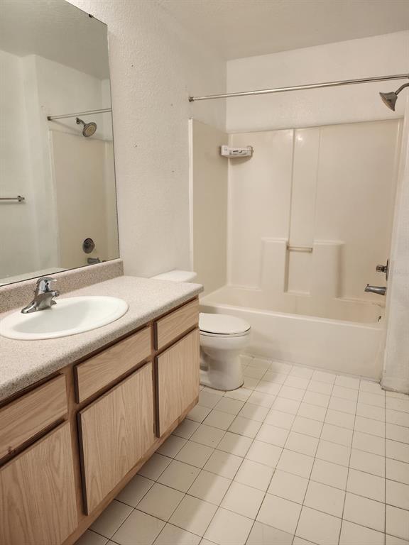 Building Photo - 5483 Vineland Rd