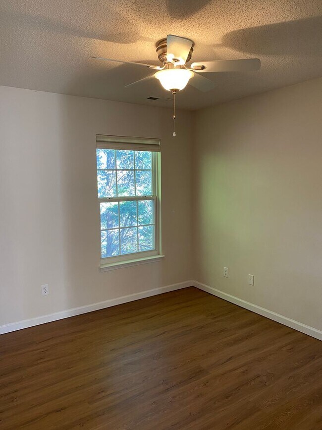 Building Photo - 115 Brentfield Loop