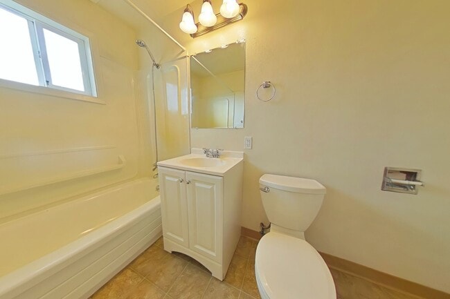 Building Photo - 1 Bedroom Apartment ~ Close to 9th St ~ Ca...
