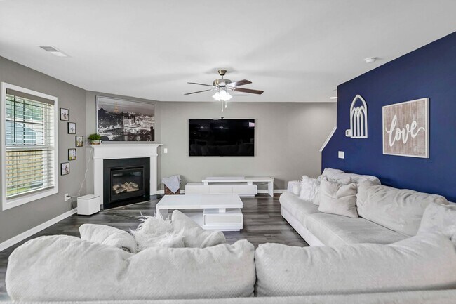 Building Photo - Spacious 5-Bedroom, 3-Bath Home with Modern Features in Elgin!