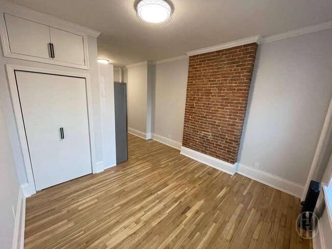 Building Photo - 425 E 73rd St