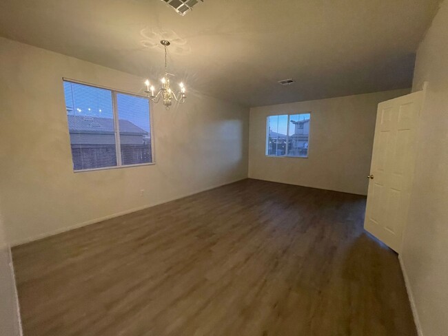 Building Photo - Hesperia- 3 Bedrooms, 2 bathrooms, New pai...