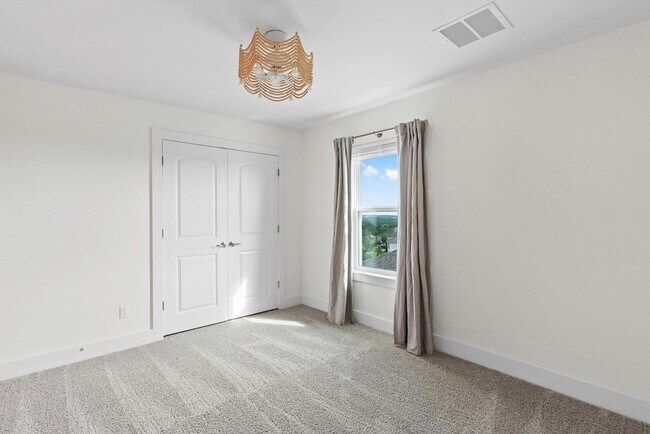Building Photo - 829 Dayridge Dr