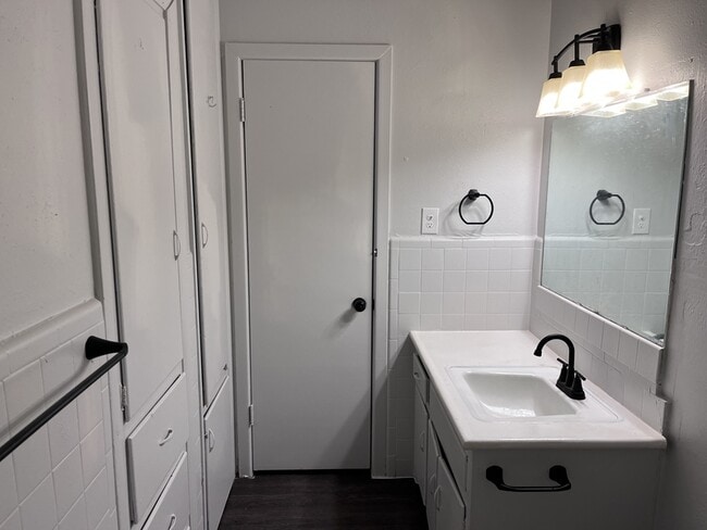 Building Photo - 707 47th St