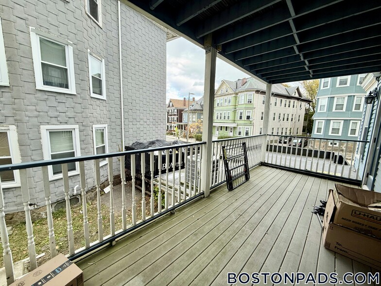 Building Photo - 81 Hillside St