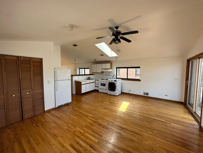 Building Photo - 974 W Cullerton St