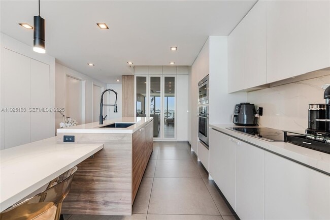 Building Photo - 460 NE 28th St