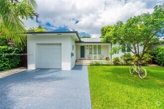 Building Photo - 1749 Bay Dr