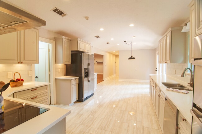 Building Photo - 6940 Brookshire Dr