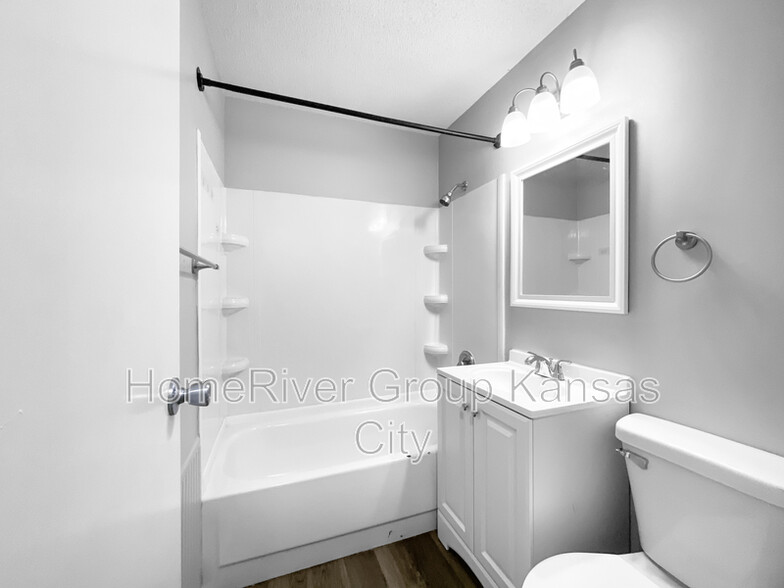 Building Photo - 8724 E 96th St