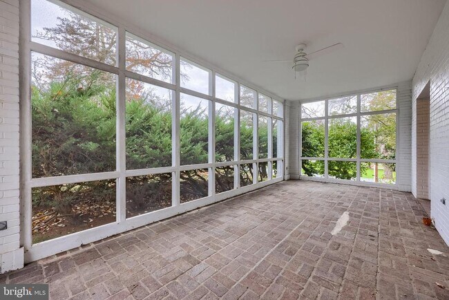 Building Photo - 226 E Caracas Ave