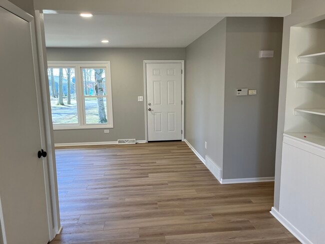 Building Photo - 7527 Hessler Dr NE