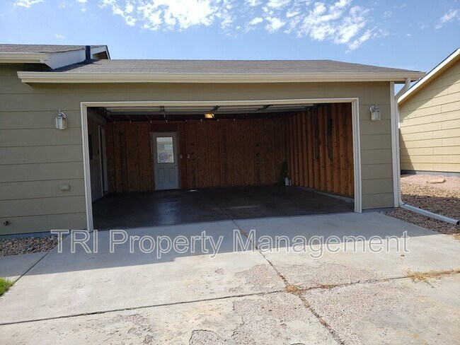 Building Photo - 922 E 24th St Ln