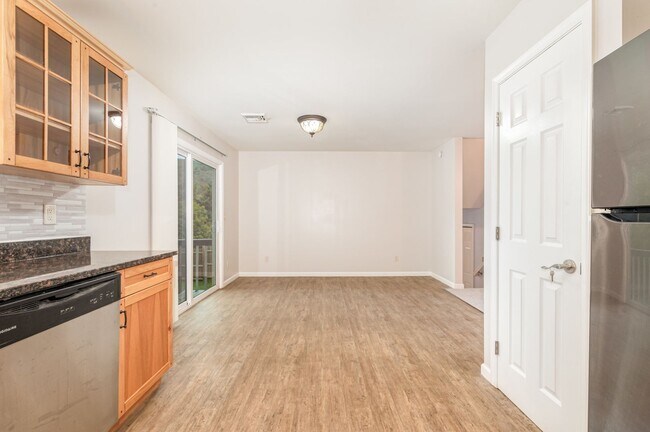 Building Photo - Spacious 3 bedroom Split level