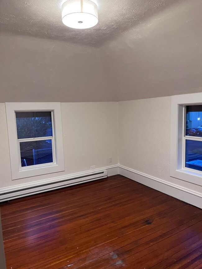 Building Photo - Large renovated 2 bedroom apartment in the...