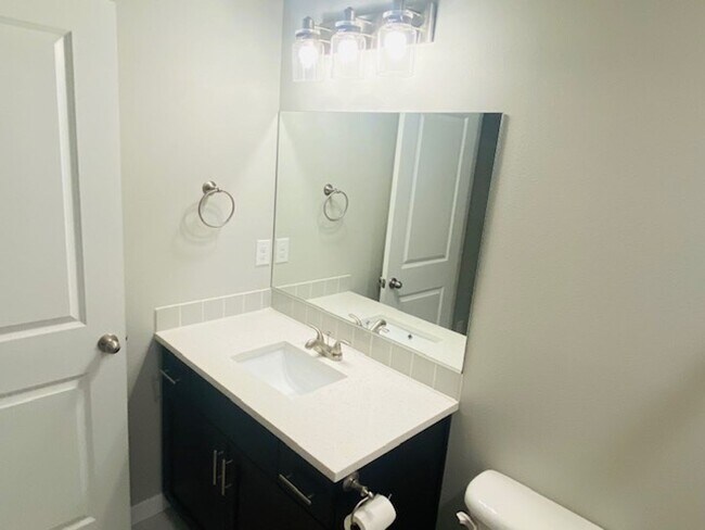 Building Photo - Beautiful Newer Home in Terrific Salmon Creek Location