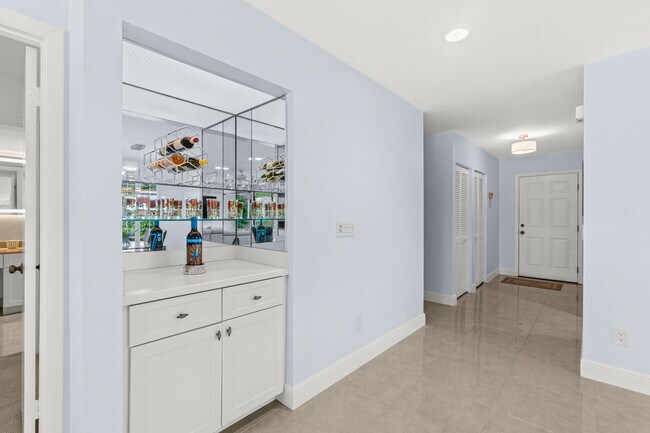 Building Photo - 5 Westgate Ln