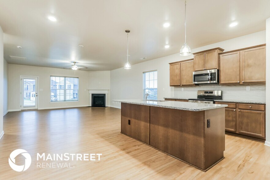 Building Photo - 11900 Parkside Vista Ln