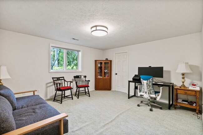 Building Photo - 602 W Bradford Ct