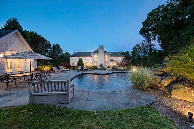 Building Photo - 51 Chestnut Ridge Rd