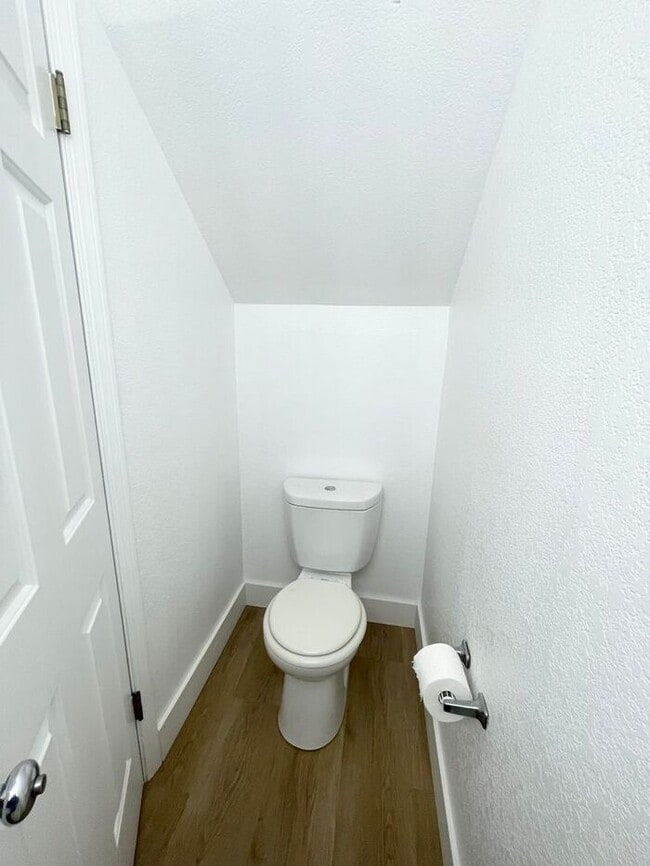 Building Photo - Spacious 2 Bedroom Condo with Garage — Min...