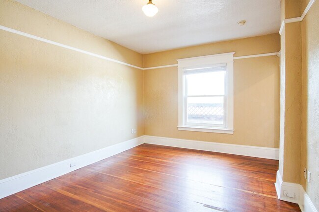 Building Photo - Beautiful and Spacious Studio in Fantastic Location Ready Mid-May!