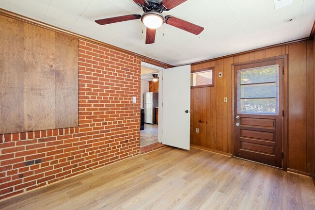 Building Photo - Beautiful 2 Bedroom Corner Lot of Park Ave! ***Available Late June 2026***