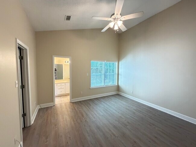 Building Photo - 2116 Heathrow Dr