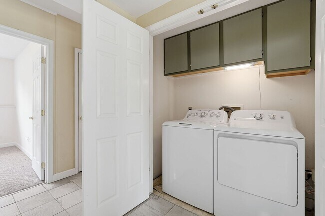 Building Photo - Experience a private retreat just beyond the city limits of Winchester where scenic beauty and re...