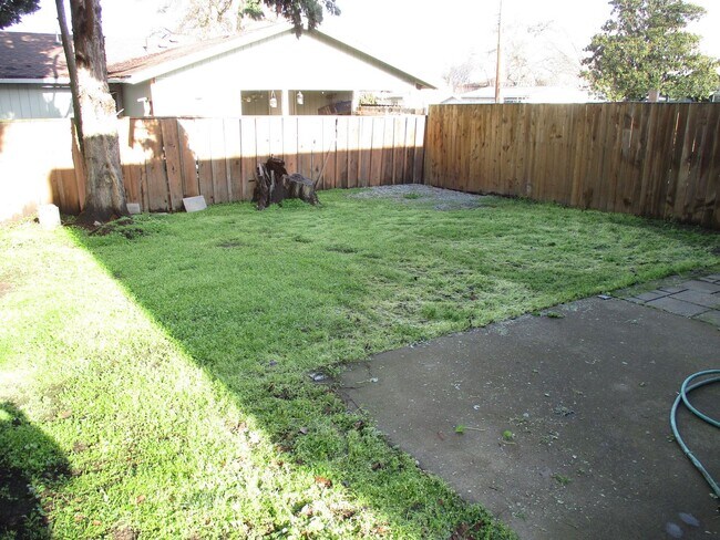 Building Photo - 120-1