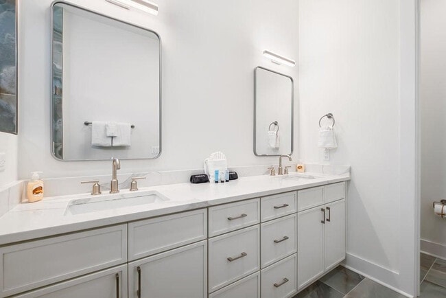 Building Photo - 31 Sarah St