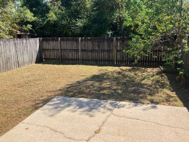 Building Photo - Two Bedroom Unit in Bustling 9 Mile Area i...