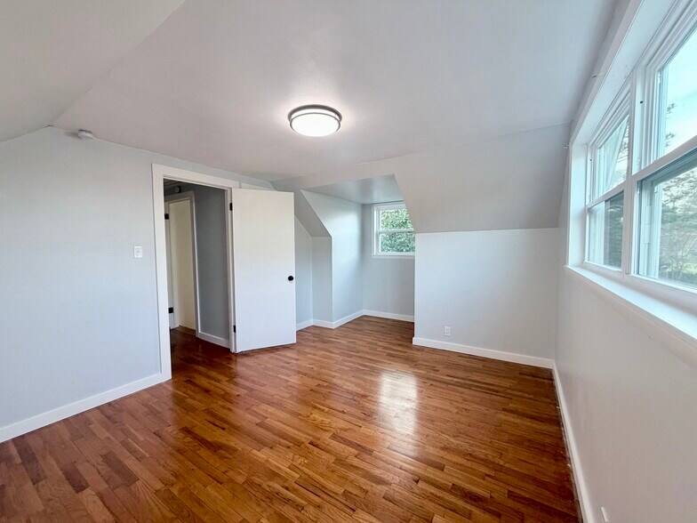 Building Photo - 2122 Sun Cir