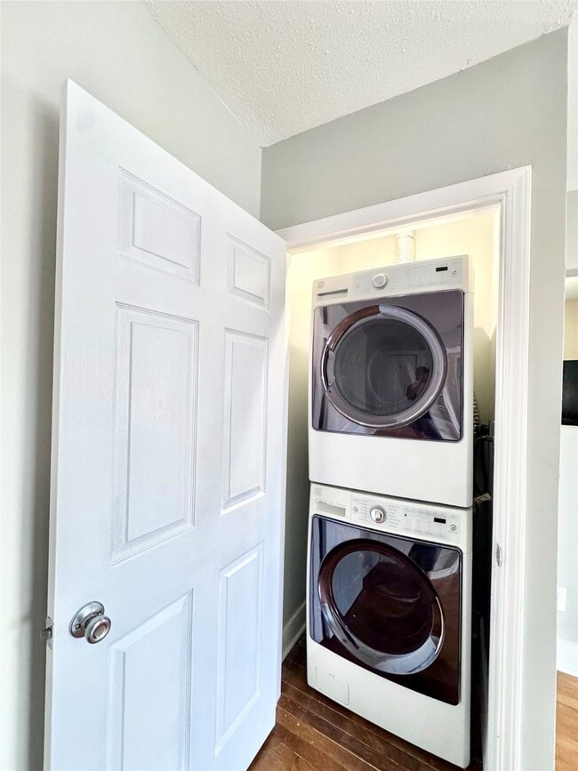 Building Photo - 629 E 11th St