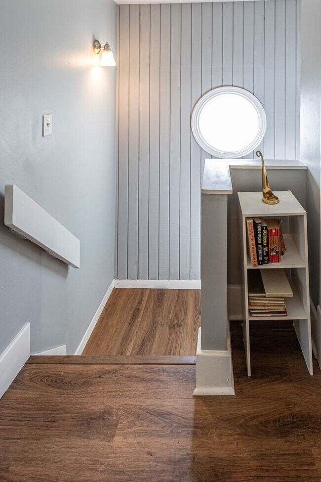 Building Photo - 1515 1/2 S Carson Ave