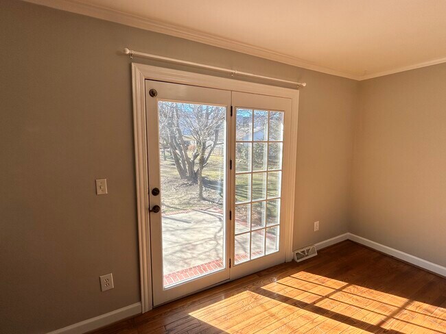 Building Photo - 208 Dalewood Dr