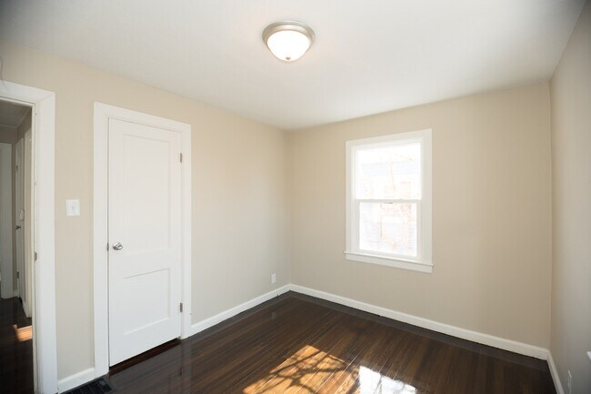 Building Photo - 3 potential 4 bedroom in desirable Beech G...
