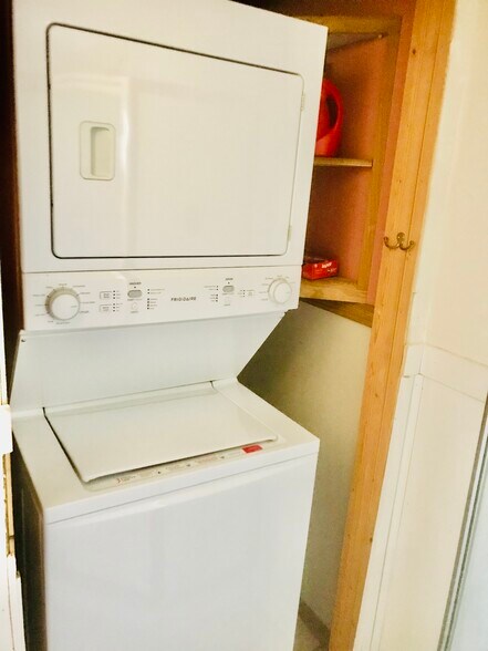 Building Photo - 916 Tyler St