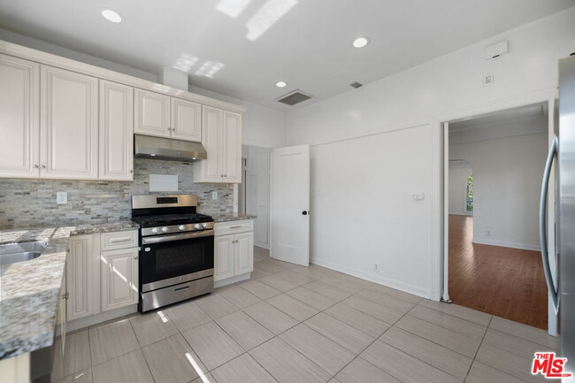 Building Photo - 123 S Orange Dr