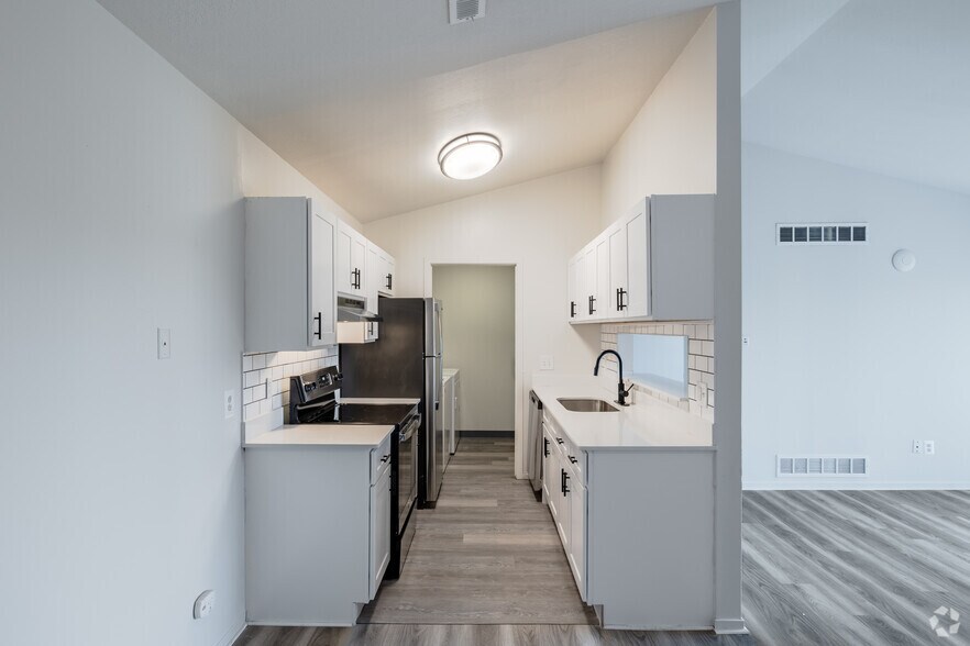 2BR, 2BA - 1,020SF - Kitchen - The Edge at Oakland Apartments - Auburn Hills