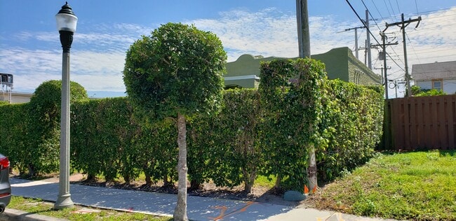 Building Photo - 410 Monroe Dr