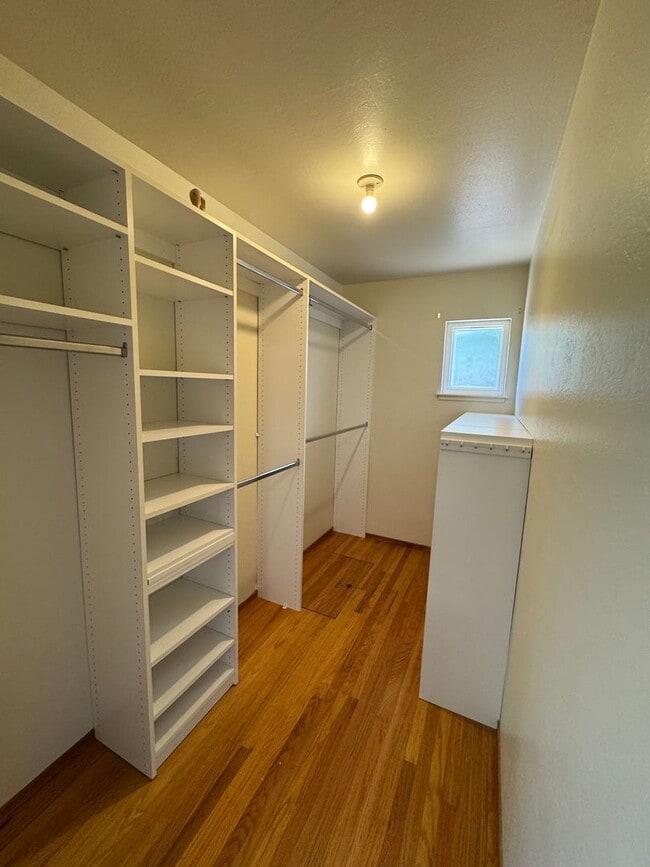 Building Photo - Charming 3 Bedroom / 2 Bathroom Home