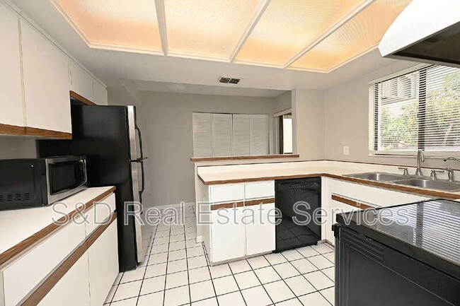 Building Photo - 1808 Village Ct